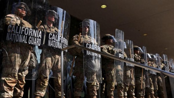 安信 特朗普宣布增兵，5000美军包围洛杉矶，关键时分，洛杉矶宣布宵禁
