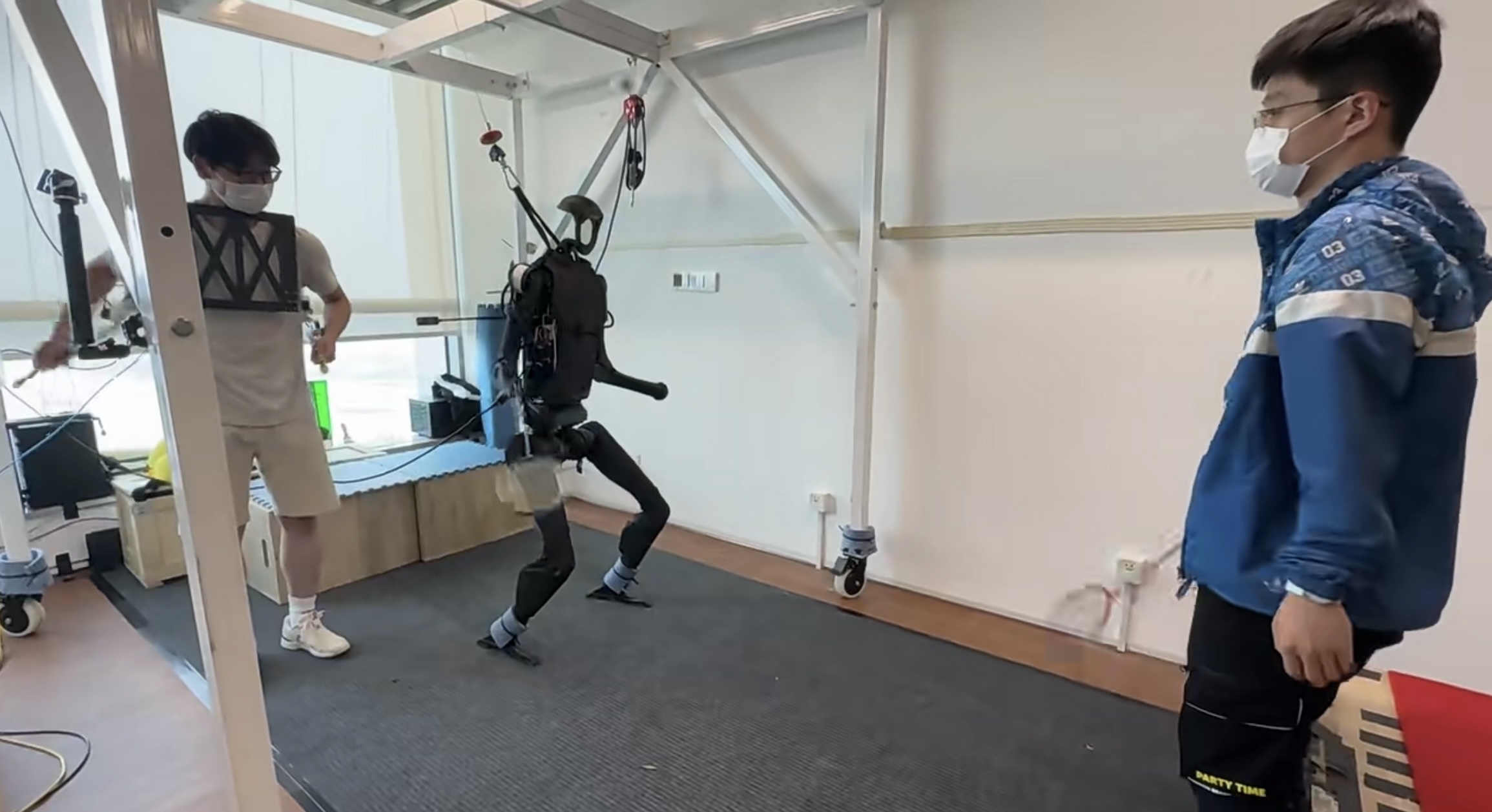 姚屾喆和同学在实验室中。图片来源：受访者供图