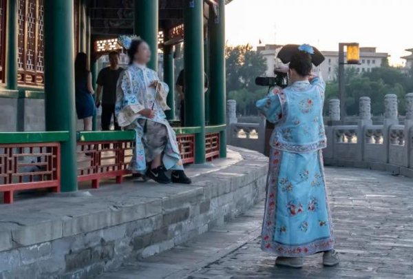 速盈配资  网红打卡，是一种必要的低俗