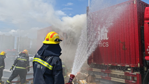 垒富配资 谁的快递被烧了？一辆快递货车在惠州着火，所幸无人员伤亡！