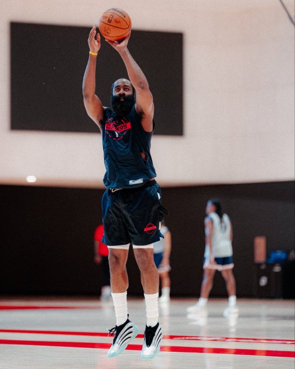 富兴配资 快船官方分享球队训练图集并配文: 训练营圆满结束