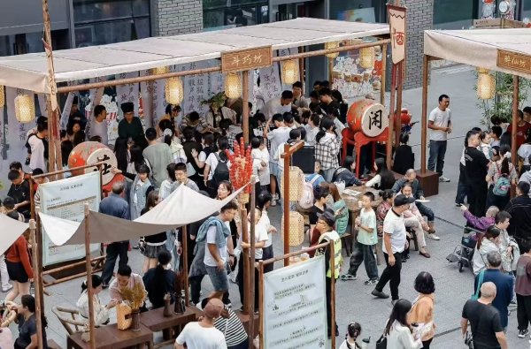 天宇优配  “双节”同庆热力全开！155万游客涌入成都彭州开启“彭派生活”诗意之旅